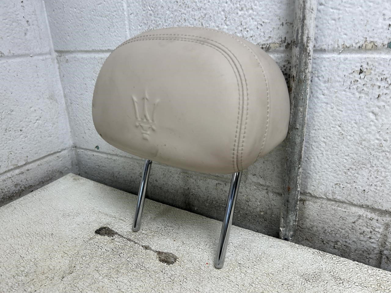 2022 MASERATI LEVANTE Passenger Right Side Rear Headrest Tan Leather OEM Part