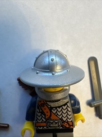 Lego #7037  CASTLE FANTASY ERA CROWN KNIGHT Archer w/ Arrow Quiver and Helmet
