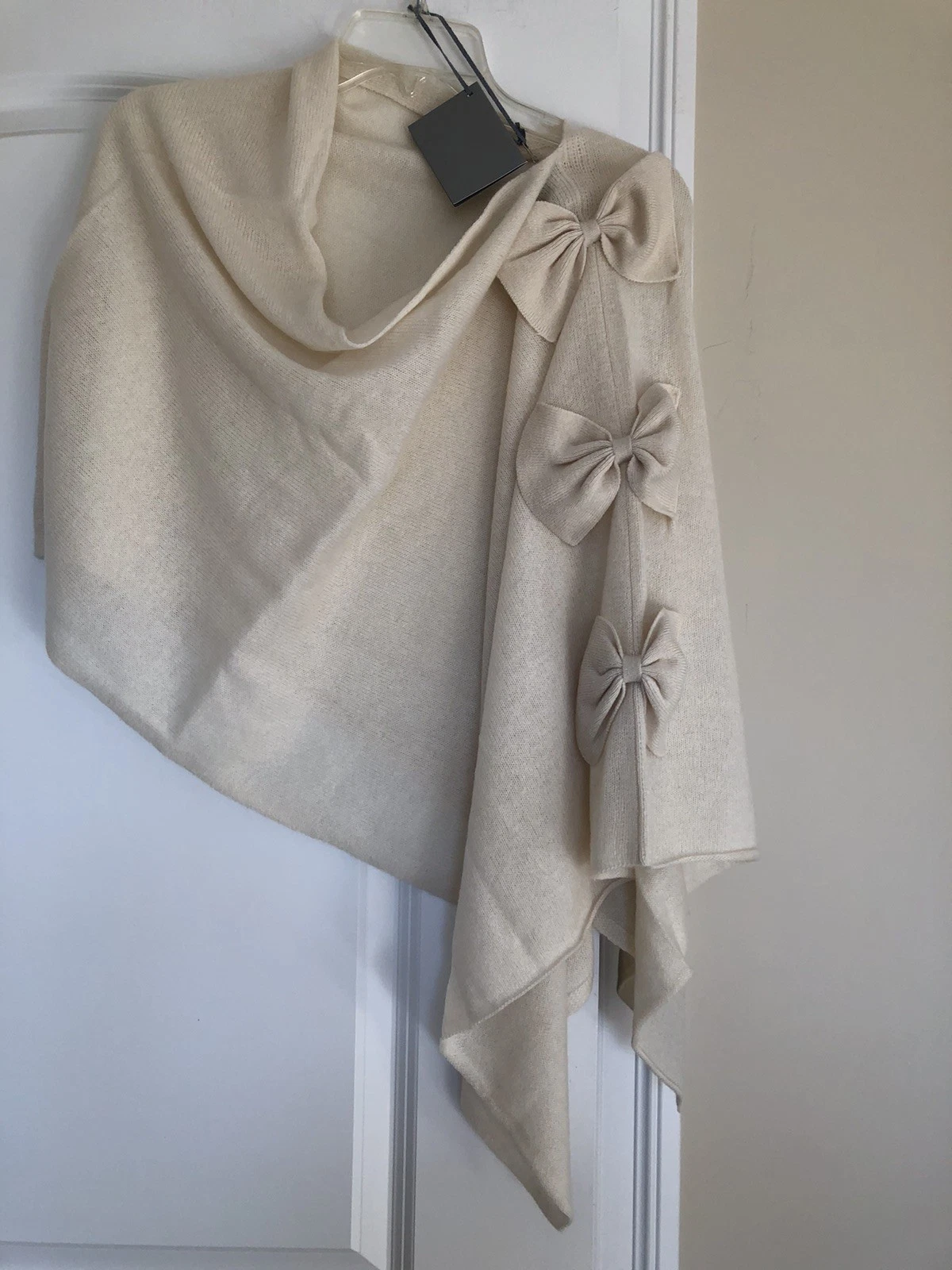 NWT HANNAH ROSE Light Beige with Bows 100% Cashmere Travel Wrap Poncho One Size