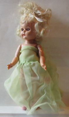 VINTAGE CUTE LITTLE PLASTIC GIRL DOLL EYES OPEN AND SHUT 1960s 1970s