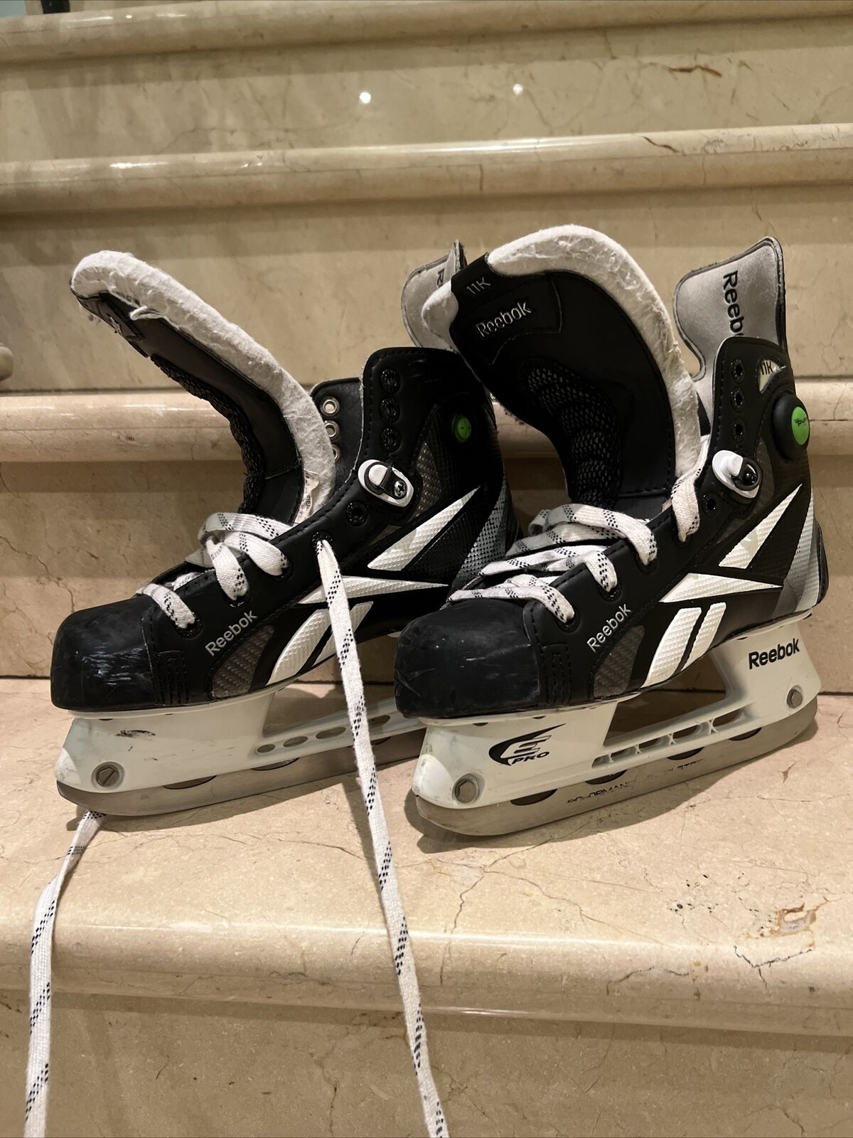 vrijgesteld Arresteren Berg Reebok 11K PUMP Hockey Skates Skate Size 3 D US Shoe Size 4.5 | eBay