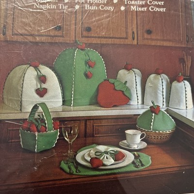 1980 Gingham Goose 9 Items Pattern ''Strawberry Kitchen Kollection'' GGP022 Vtg