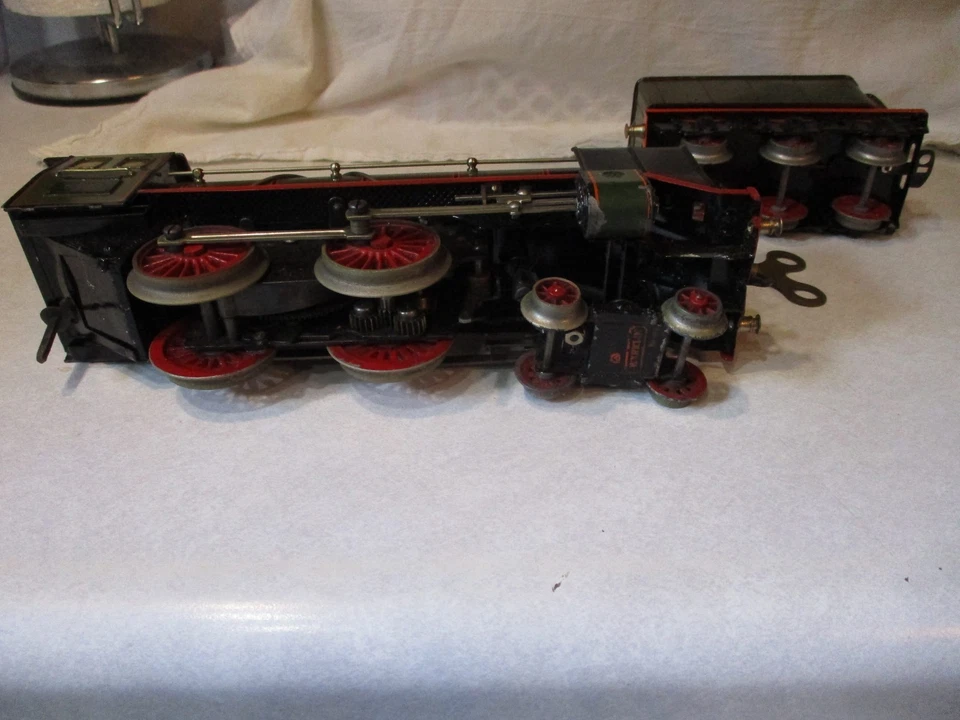 Marklin olive green E-920 clockwork loco,tender car O gauge, super nice original - Image 3 of 3