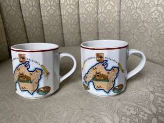 Sammlerstück Paar Keramiktassen Souvenir Mallorca Karte und Szenen