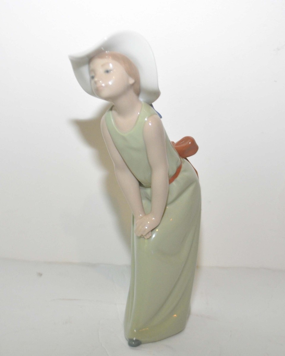 LLADRO 帽子を持つ少女 LLADRO Curious Girl With Straw Hat #5009 Porcelain Figurine 9.5