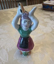 Jarrón vintage pintado a mano Sargadelos España mujer dama tocando pandereta 8" H