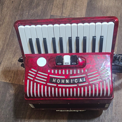 Hohnica Red Piano Accordion 26-Key 12-Bass 2-Register w/ Harness Strap