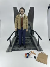 InArt ARTHUR FLECK  (ROOTED) W/ DIORAMA STAIRS Joaquin Phoenix JOKER 1/6 Scale