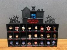 Expositor Funkos Kinder Joy Stranger Things Box