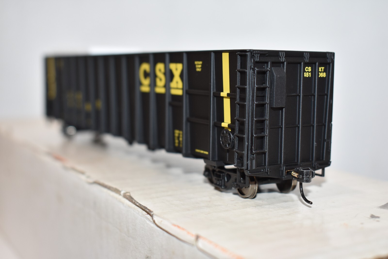 CSX 451068 Wood Chip Gondola Car Walthers Platinum 9324073 HO Scale