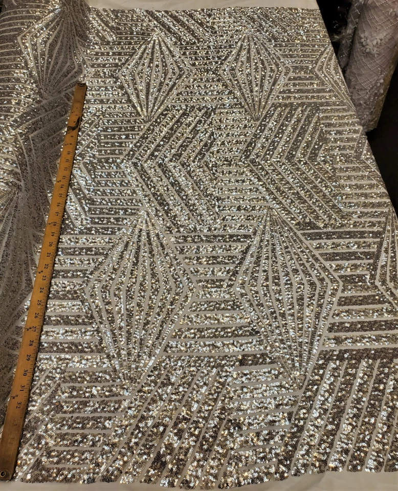 Tela de lentejuelas geométricas plateadas sobre malla de nailon elástica en 2 vías "Lentejuelas BombShell" Foto 2 de 4