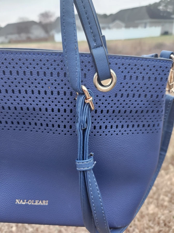 NAJ OLEARI Bolso de Mano de Cuero Perforado Azul Marino Correa Larga Raro Encontrar Foto 4 de 4