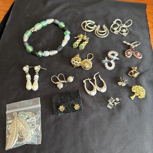Lot Of Vintage Costume Jewelry Necklace Bracelet Earrings