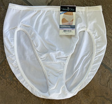 Vanity Fair Medium WHITE Silky Smooth Illumination Hi Cut Panties 13108 NWT