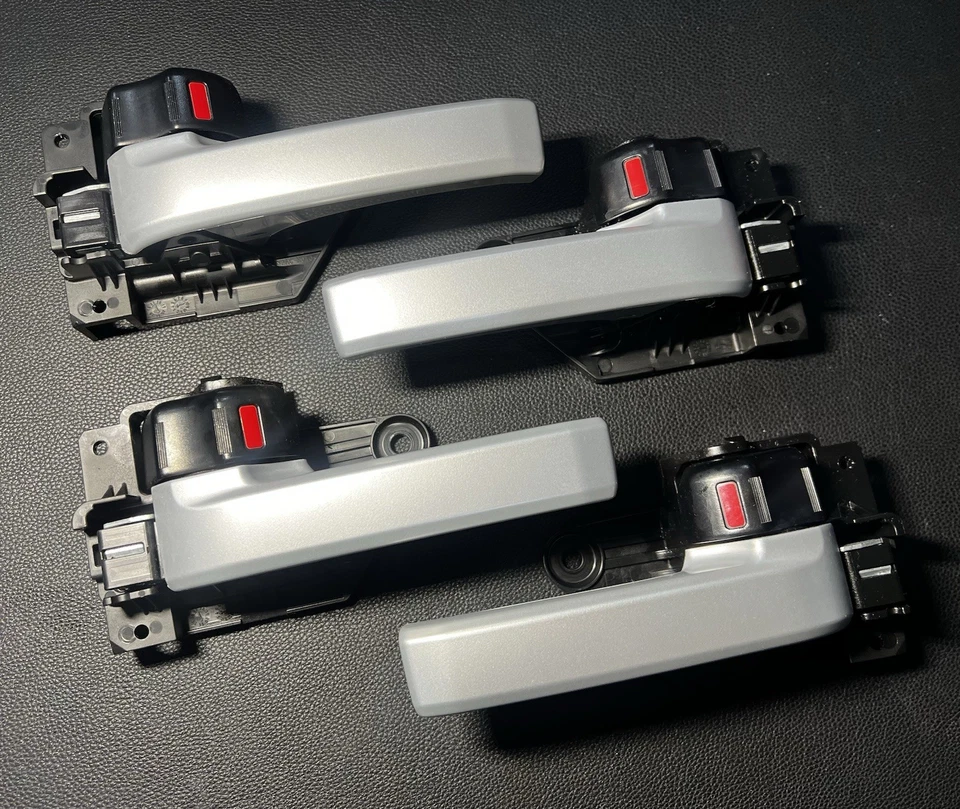 Manijas de puerta interiores Toyota Tundra 2014-2021 OEM - Excelente estado OEM Foto 2 de 4