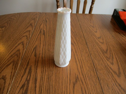 E O Brody Milk Glass Vase Diamond Pattern M-147 Made In USA - Picture 2 of 9