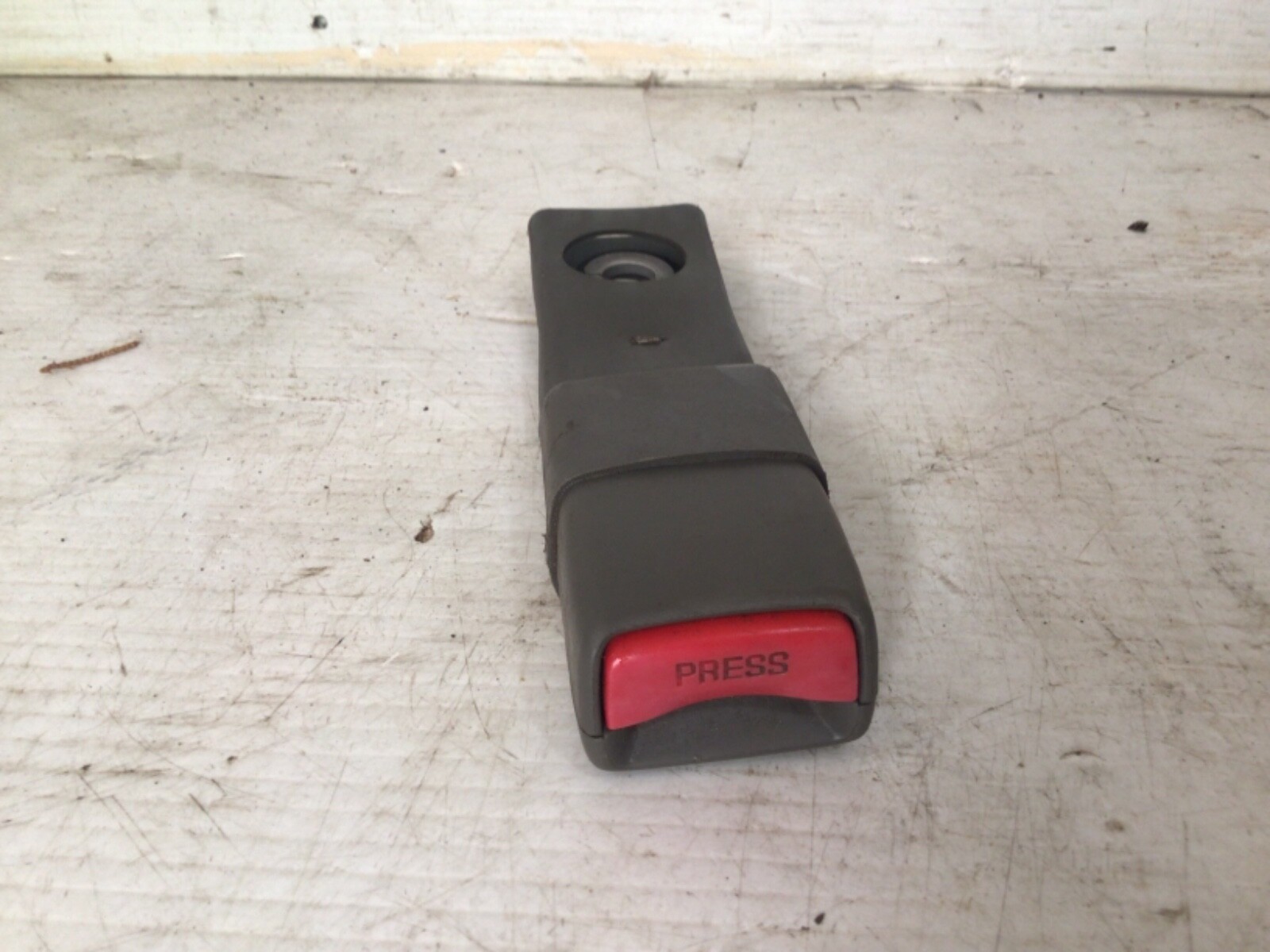 2002 2004 GMC ENVOY RIGHT FRONT PASSENGER SEAT BELT BUCKLE ASSEMBLY