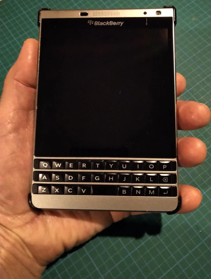 BlackBerry Passport  - SILVER (Unlocked) (NorthAmerica) - functional - Image 3 of 4