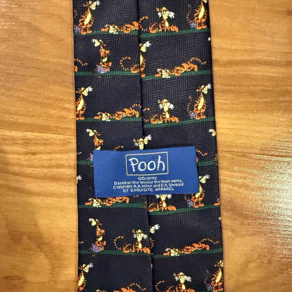 Corbata Disney con Tigger - Azul Marino - Pooh por Exquisite Apparel Foto 3 de 4