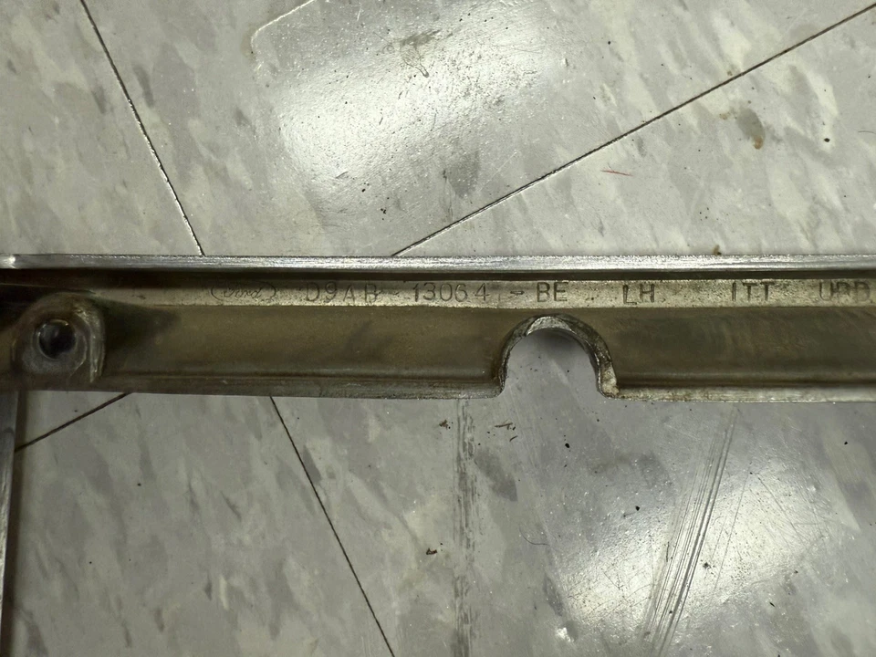 Ford LTD Crown Victoria 1980-1987 faros bisel moldura izquierda izquierda - enchufes no probados Foto 3 de 4