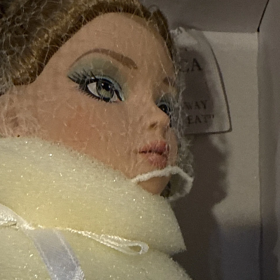 TONNER ELLOWYNE WILDE BEHIND BLUE EYES DOLL W/ SATIN SHIMMER AMBER OUTFIT 16” - Image 4 of 4