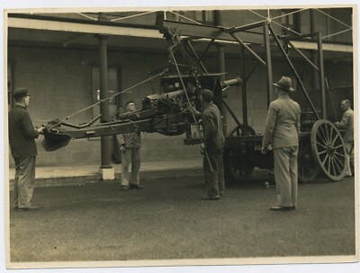 Männer laden Haubitzengewehr in Munitionsfabrik 2. Weltkrieg 1940er Foto C35