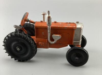 CRESCENT #1805 E27N LANDWIRTSCHAFTSTRAKTOR FEHLT SEIN FAHRER AUF RÄDERN GEKLEBT UM SIE ZU HALTEN