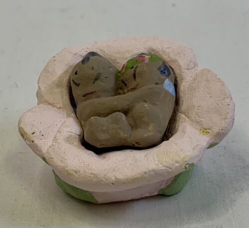 Figurine poupée Kewpie noire jumeau bébé étreint en fleurs Luther Gillett 1" faveur - Photo 1/7
