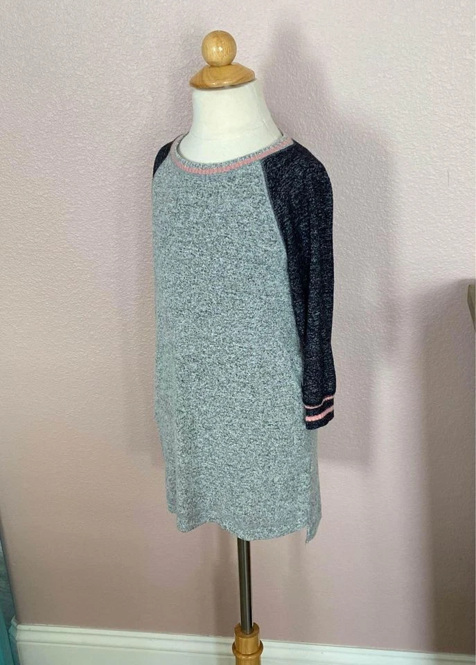 Vestido de suéter gris para niñas pequeñas de Old Navy -5T Foto 3 de 4