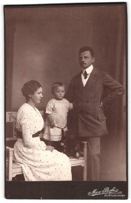 Fotografie Max Prose, Dt. Eylau /Westpr., Familie mit kleinem Kind und Teddy 