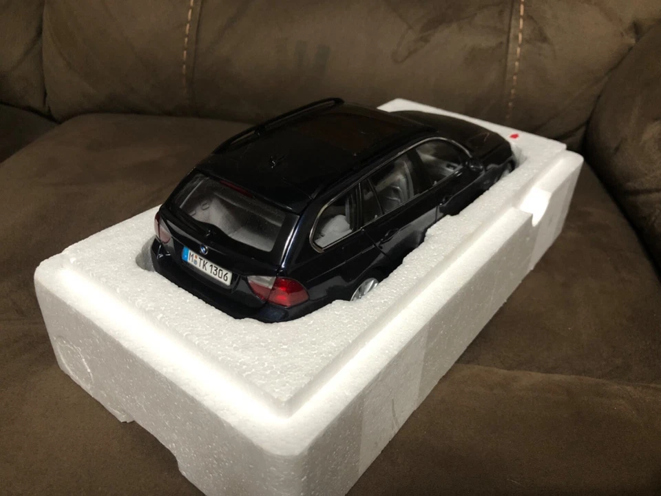 1/18 Kyosho 宝马 330i Touring 蓝色 全新带盒 压铸 状况完好 压铸 — 第 3/4 张图片