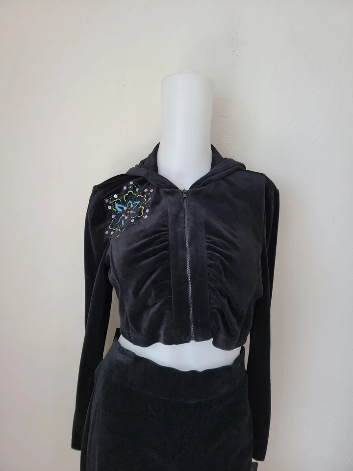 Sudadera de terciopelo negro de 2 piezas chaqueta corta y pantalones cortos de pierna ancha bordados SM Foto 2 de 4