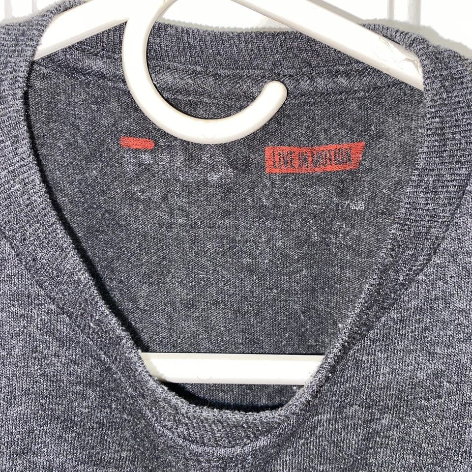 Camiseta gris de colección M Fila Spell Out para niños Foto 3 de 4