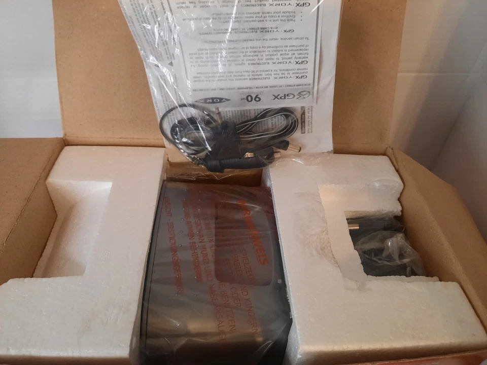 NEW! Vintage GPX Portable 5” Black & White TV AM/FM Radio Reciever Model TV515 - Image 3 of 3