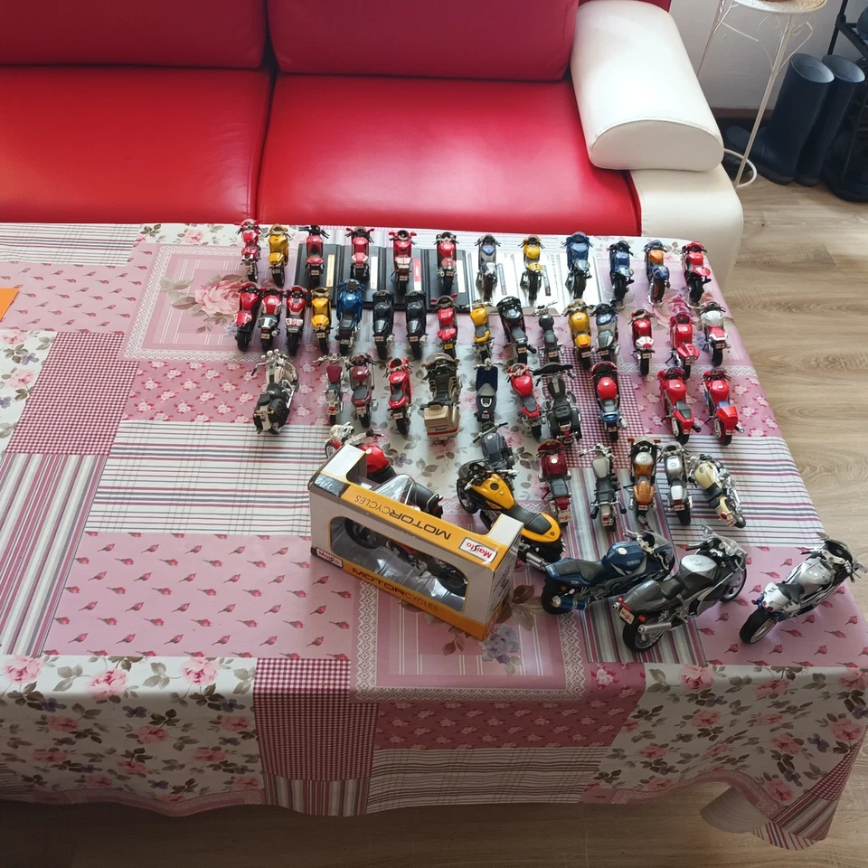 Modellmotorrad Sammlung insgesammt 52 Stück In Maßstab 1/18 und 1/12 - Bild 4 von 4