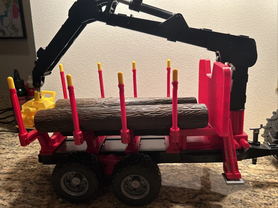 Tractor John Deere 7R 350 1/16 con remolque forestal de Bruder 09829 Foto 4 de 4