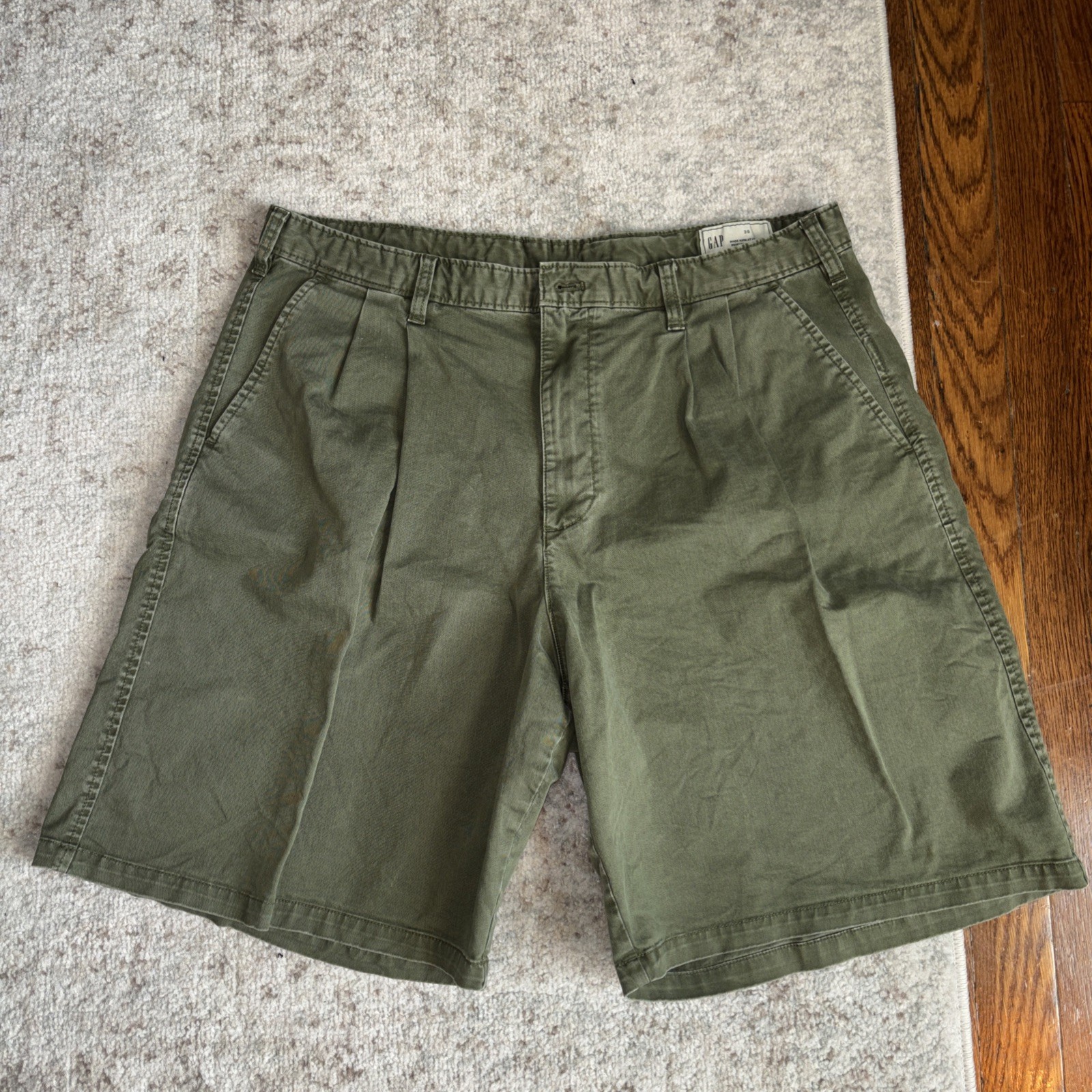 Gap Men’s Olive Green Double Pleated Shorts Size 36