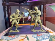 4 Plastic Toy USMC Soldiers 5  -6  WW2 1960s unmarked Marx-look-alike lot 2