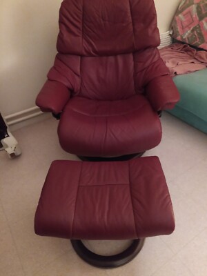 Fauteuil De Relaxation Et Repose-pieds Ekornes Stressless En Cuir Avec Table %c3%a0 Ordinateur Pivotante Norv%c3%a8ge
