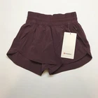 NEW LULULEMON Tracker 4" LR Short 8 Cassis