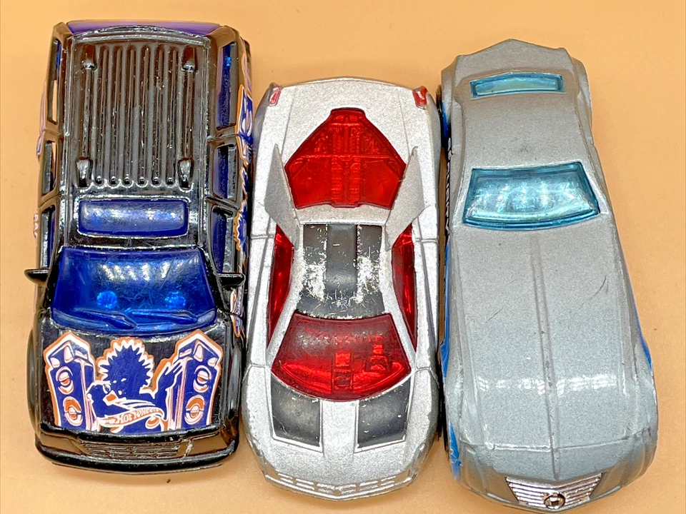 Hot Wheels Cadillac Bundle – Escalade SUV, V‑16 ×2, Security Cien Concept 1:64. - Image 3 of 4