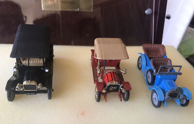 A collection of Matchbox Models of Yesteryear, including a No. 7 4 ton