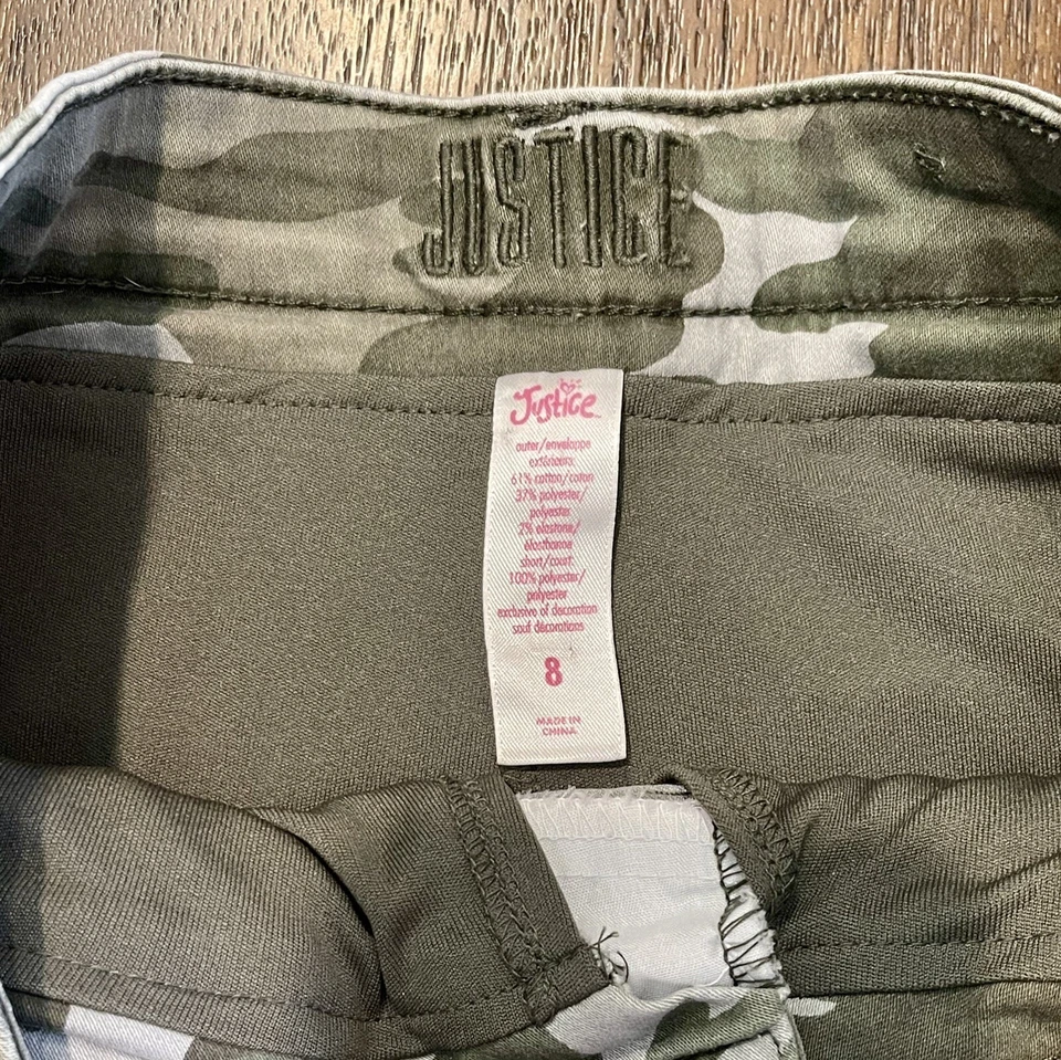 Saia desgastada Justice Girls verde camuflada e cáqui com shorts embutidos tamanho 8 - Imagem 3 de 4