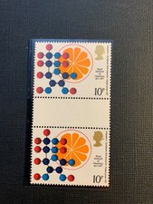 SG1030 GB QE11 MNH Gutter Pair 1977 Royal Institute Of Chemistry Centenary