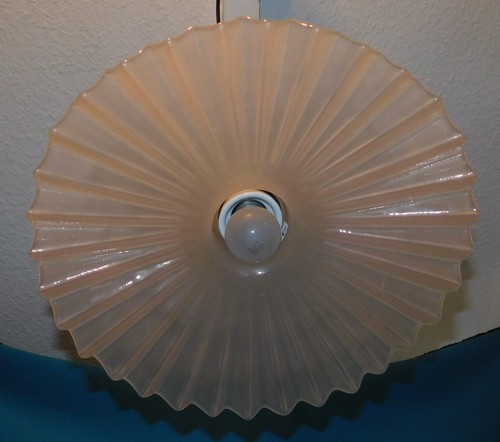 ANCIENNE GROSSE SUSPENSION LUSTRE . TULIPE EN VERRE ROSE A DENTELLES . ø 33 cm - Imagen 4 de 18