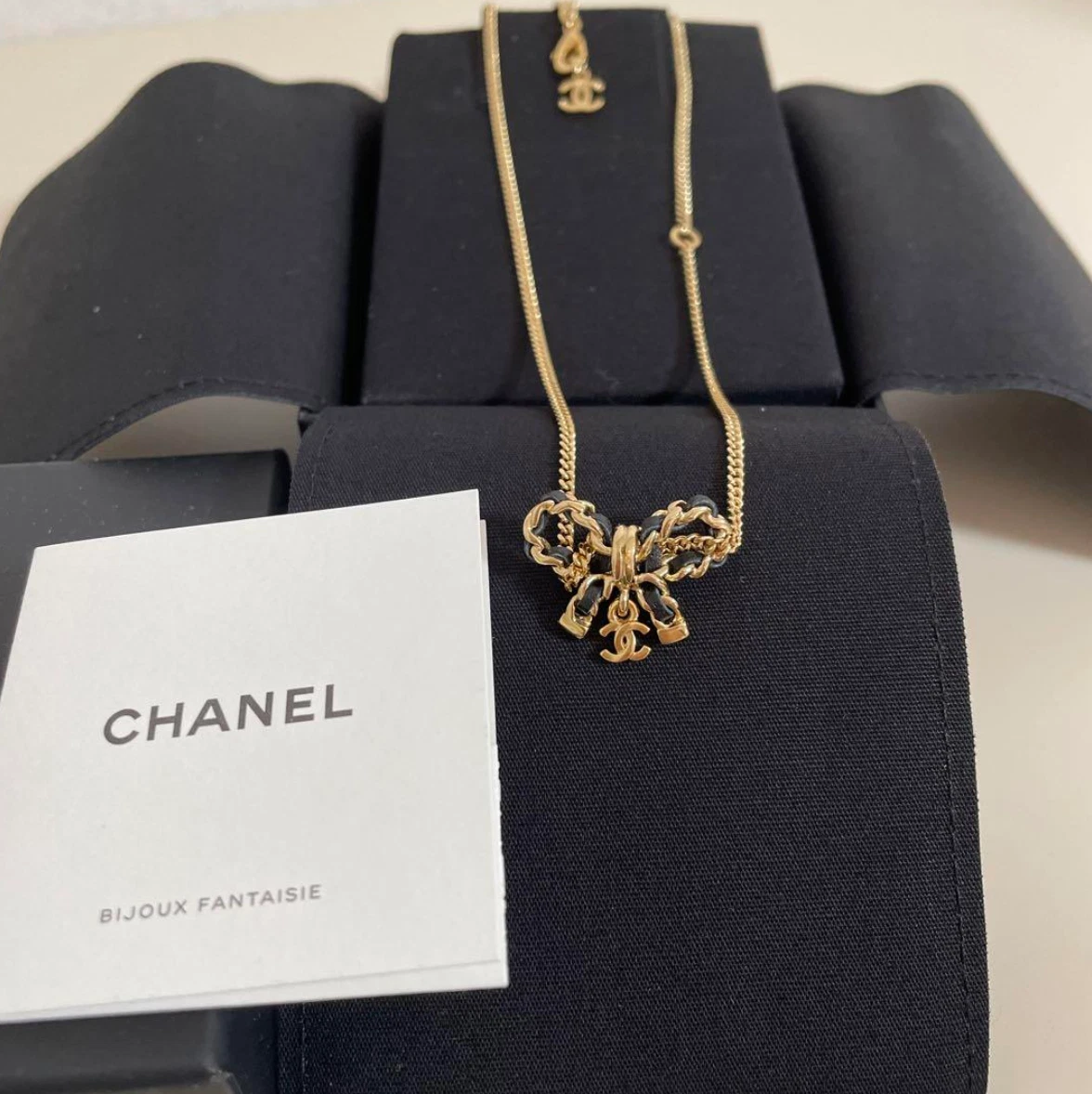 Collana con ciondolo fiocco in vera pelle CHANEL 2022 CC