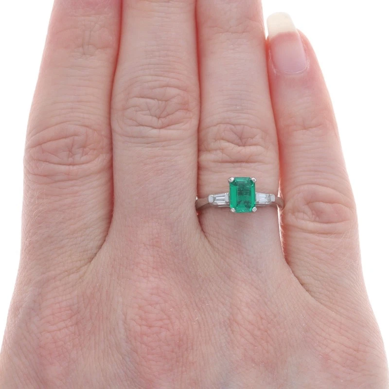 Anillo de platino con esmeraldas y diamantes creados en laboratorio - corte esmeralda .96ctw Foto 2 de 4