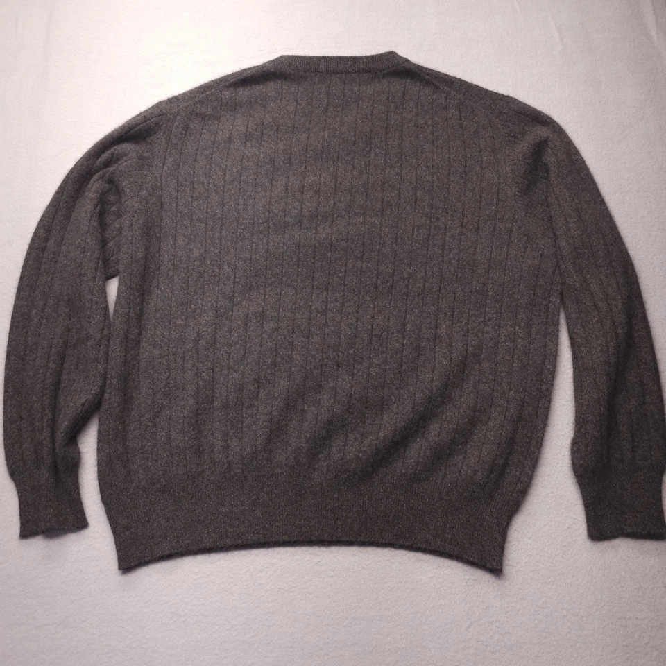 Suéter Kirkland Signature 100 % cachemir para hombre grande gris cuello en V manga larga Foto 2 de 4