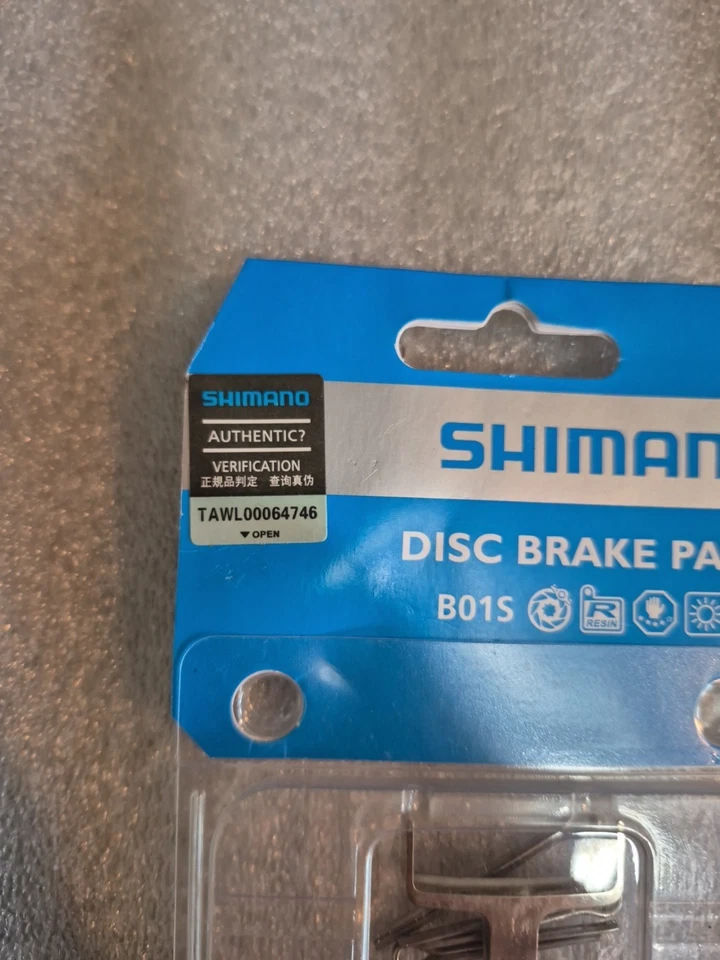 Pastillas de freno de bicicleta de disco de resina Shimano B01S con resorte y pasadores empaquetadas al por menor Foto 2 de 4