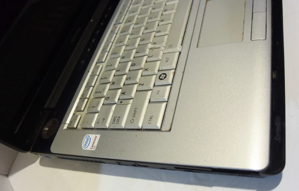 Portátil Toshiba Satellite A205-S7468 15,4" (Intel Core 2 Duo 1,5 GHz 2 GB) TAL CUAL Foto 3 de 4